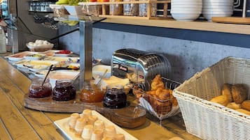 Se ofrece un desayuno bufé (11.50 EUR por persona)