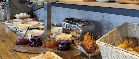 Päivittäinen buffetaamiainen (11.50 EUR per henkilö)