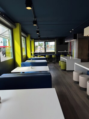 每日供應吃到飽早餐 (每人 EUR11.50)