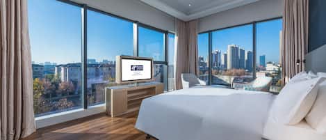 Suite, 1 letto king (Additional Living Area) | Una cassaforte in camera, insonorizzazione, ferro/asse da stiro