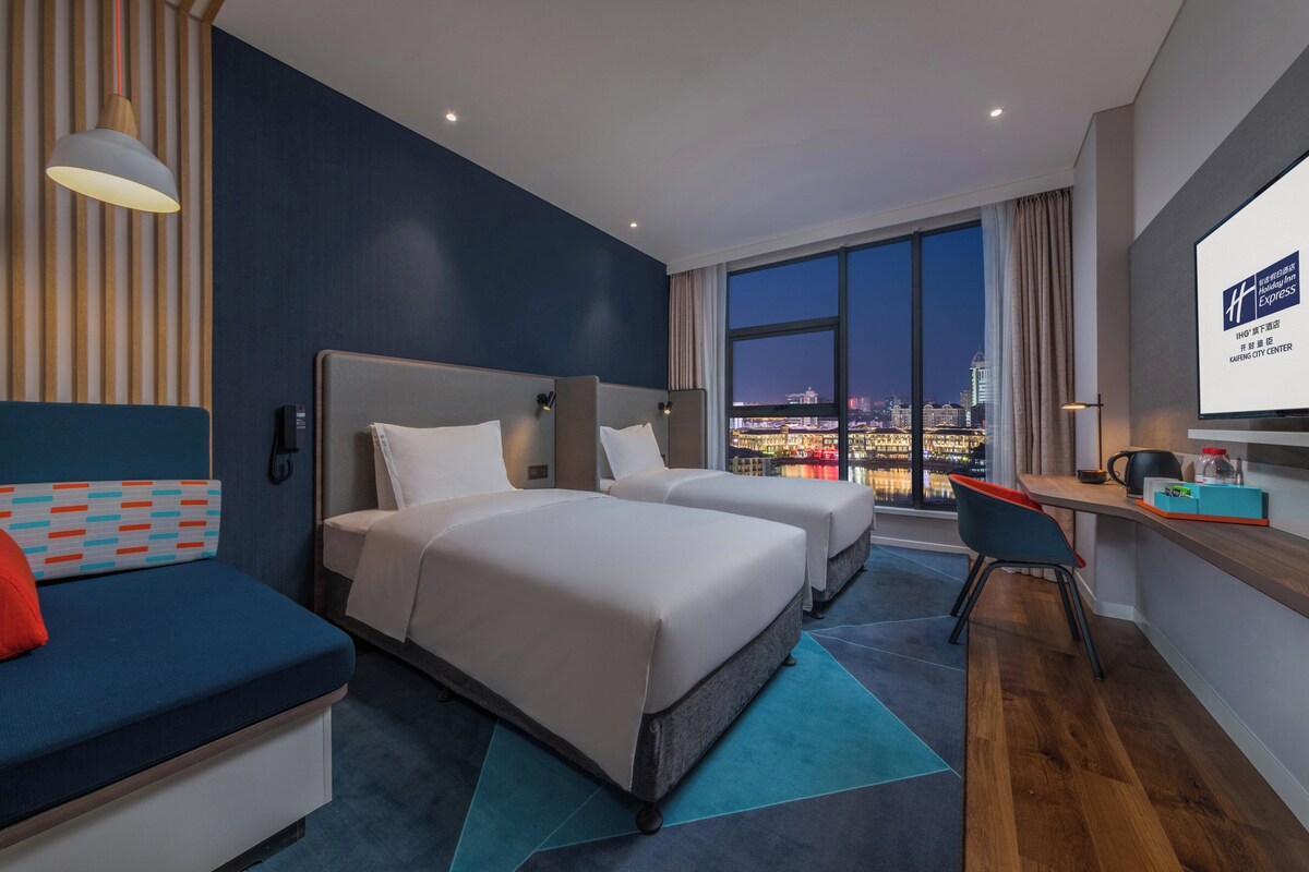 Standard Room, 2 Single Beds (Extra Floor Space) | In-room safe, soundproofing, iron/ironing board