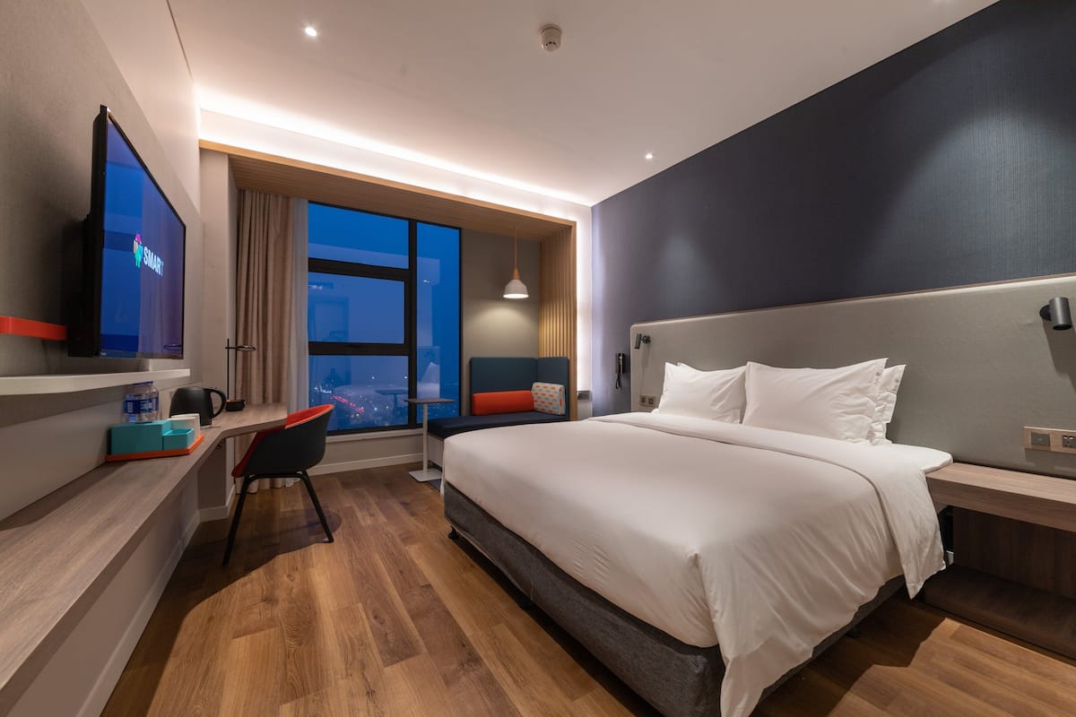 Standaard kamer, 1 kingsize bed, toegankelijk voor mindervaliden | Een kluis op de kamer, geluiddichte muren, een strijkplank/strijkijzer