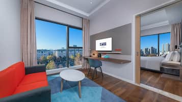 スイート キングベッド 1 台 (Additional Living Area) | セーフティボックス (室内)、防音設備、アイロン / アイロン台