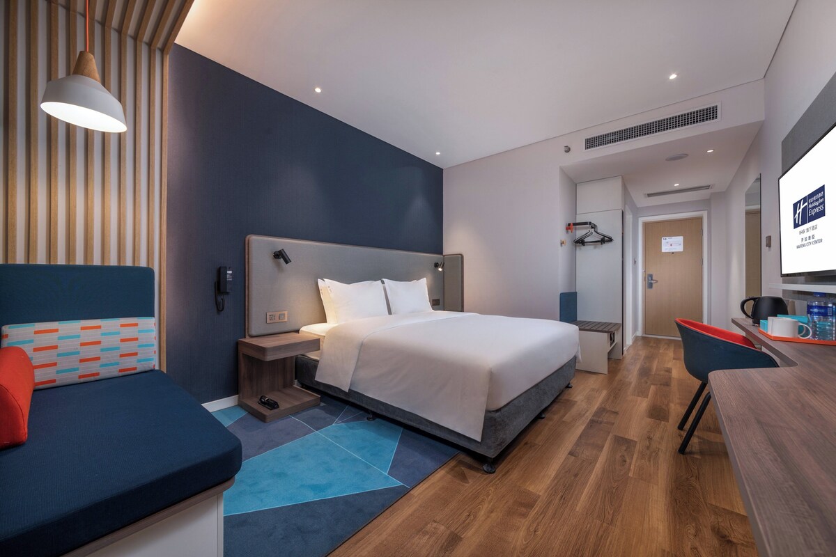 Standard Room, 1 King Bed (Extra Floor Space) | In-room safe, soundproofing, iron/ironing board