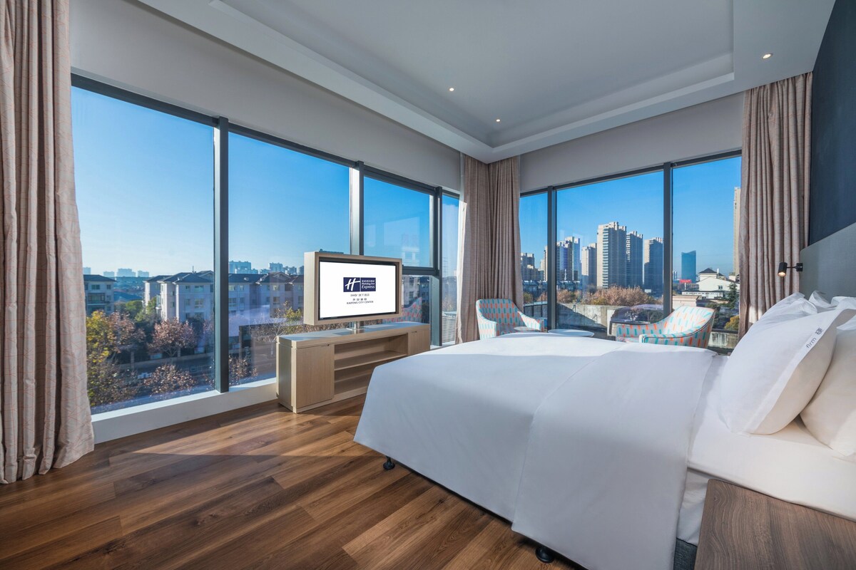 Suite, 1 King Bed (Additional Living Area) | In-room safe, soundproofing, iron/ironing board
