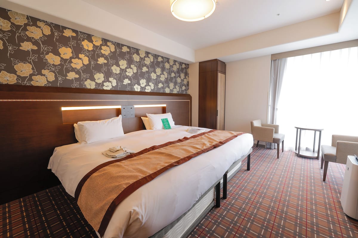 Superior-dobbeltværelse - ikke-ryger (29㎡, Extra beds added for 3-4 adults) | Pengeskab på værelset, mørklægningsgardiner