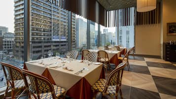Se sirven comidas, cenas y cocina europea moderna