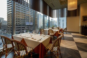 Öğle yemeği ve akşam yemeği sunulur, Modern Avrupa mutfağı 