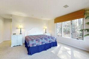 5 bedrooms, iron/ironing board, WiFi, bed sheets