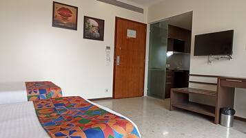 Premium Twin Room | Minibar, desk, blackout curtains, soundproofing