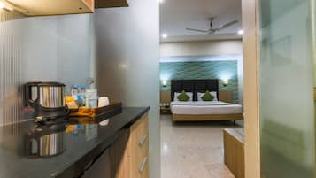 Minibar, escritorio, cortinas blackout y sistema de insonorización