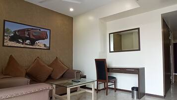 Business Suite | Living area | Flat-screen TV