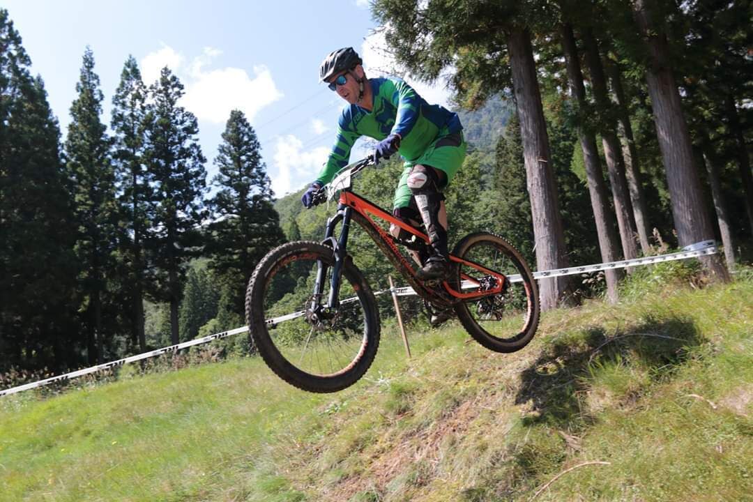 Un ciclista de montaña en un sendero.