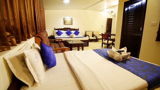 A hotel room with a bed, a desk, and a chair. - Lumino Highrange (Devikolam)