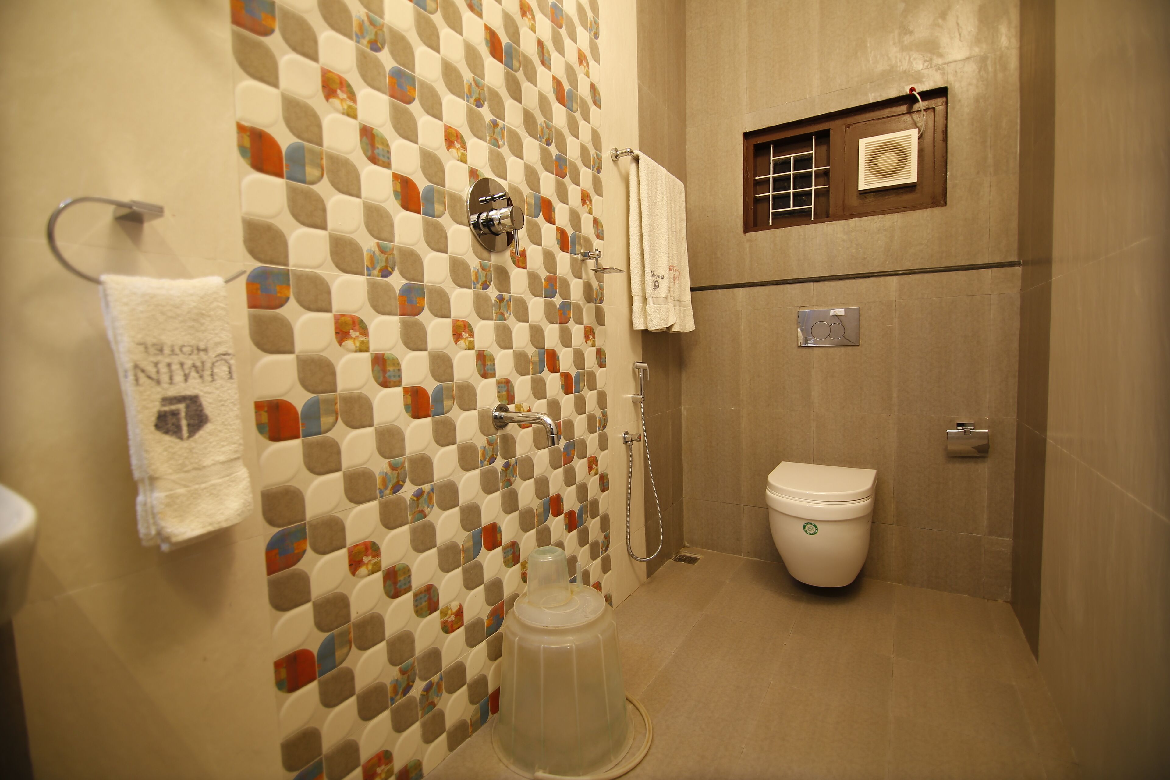 Habitación Grand doble | Baño | Ducha y toallas