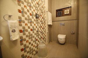 Galaxy Room | Bathroom | Shower, towels