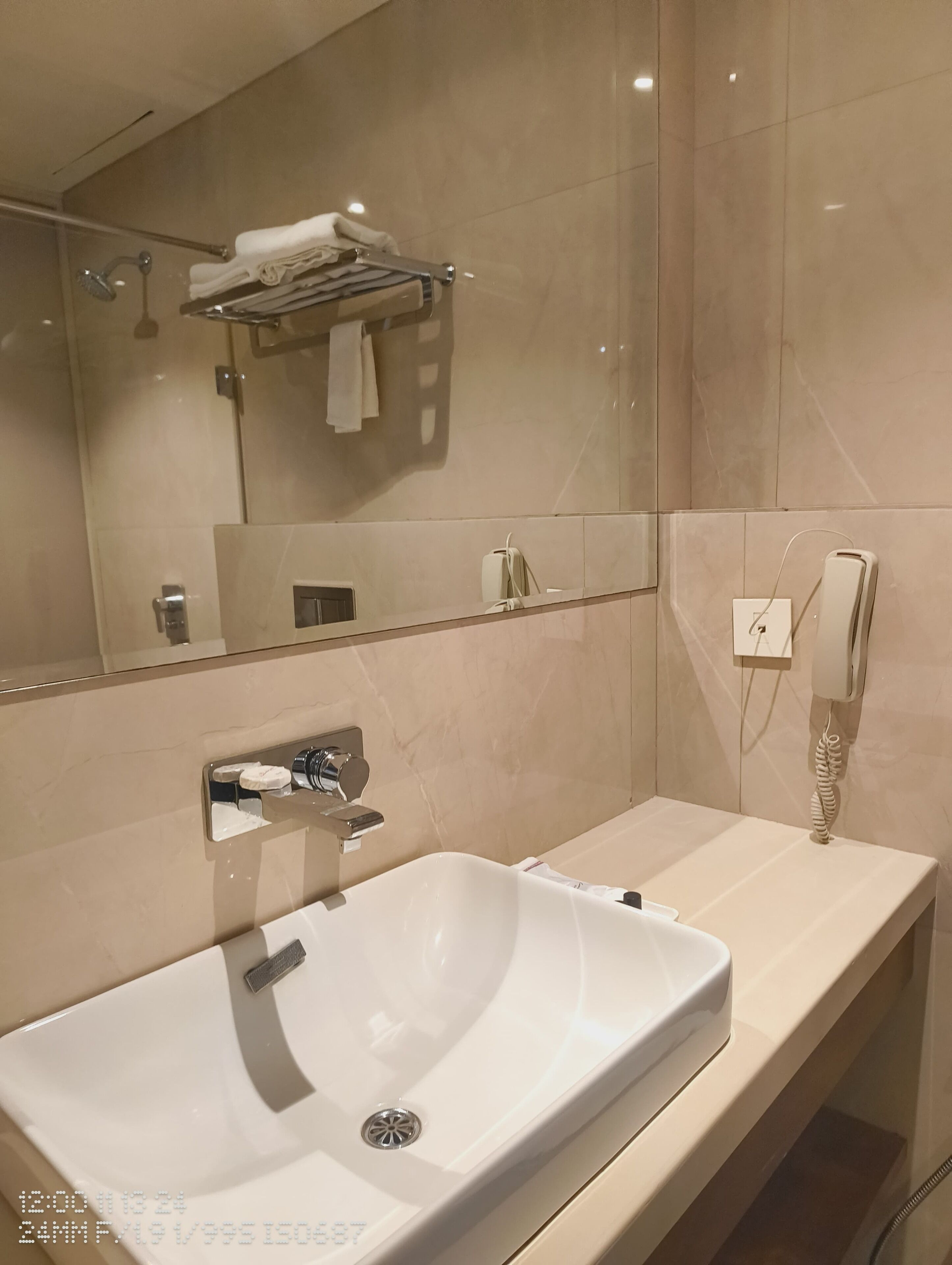 Habitación superior | Baño | Ducha, artículos de higiene personal gratuitos y secador de pelo