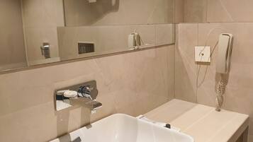 Super Deluxe Room | Bathroom | Shower, free toiletries, hair dryer, slippers