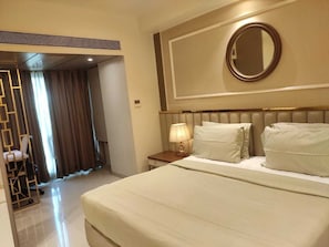 Habitación Deluxe con 1 cama matrimonial o 2 individuales | Ropa de cama de alta calidad y caja de seguridad en la habitación