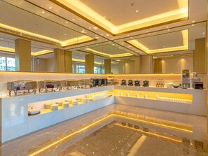 Daily buffet breakfast (CNY 28 per person)