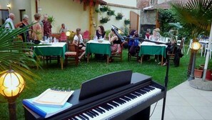 Outdoor dining - Kruja Hotel (Tirana)