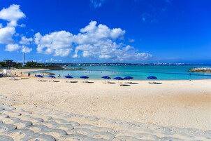 Una playa cerca, arena blanca