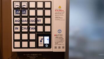 Tarjeta de llave de hotel con un código QR e instrucciones en japonés.
