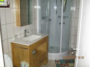 Bungalow | Bathroom | Shower, free toiletries, towels, soap