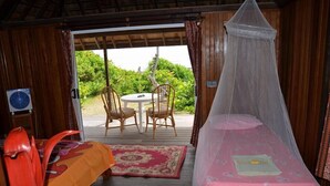 A room with a bed, a table, and two chairs. - Hakamoui Plage (Ua Pou)