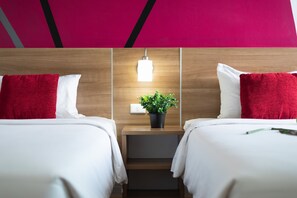 Standard, 2 Twin Beds, Non Smoking, City View | Skrivebord, skrivebord for bærbar PC og blendingsgardiner