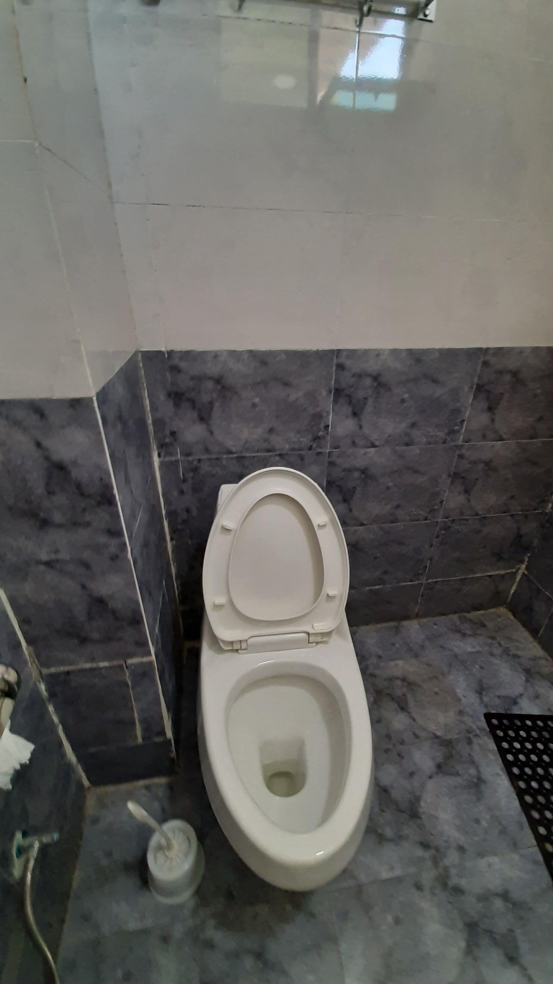 deluxe single room, balcony, city view | bathroom | rainfall showerhead, free toiletries, slippers, towels