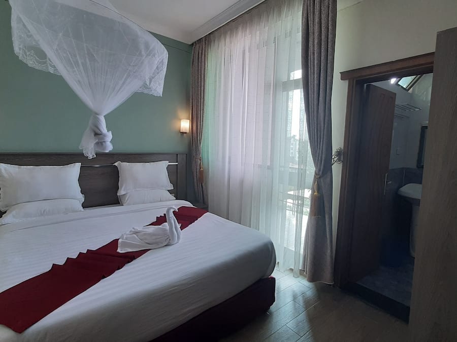 Yhden hengen deluxe-huone, parveke, kaupunkinäköala | Pillowtop-patjalliset sängyt, minibaari, työpöytä