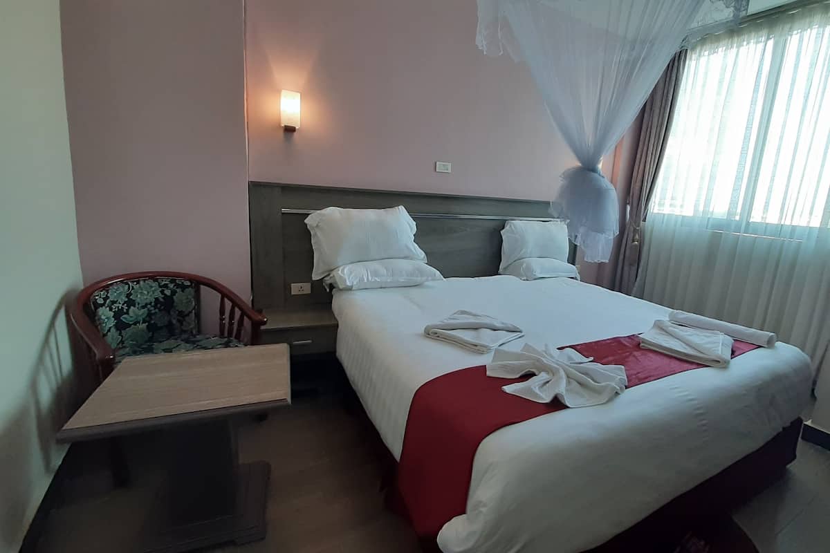 Standard King Room | Tilam berlapik, bar mini, meja, ruang kerja komputer riba