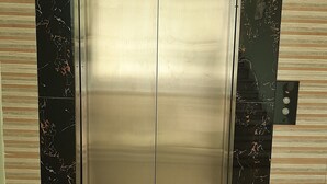 An elevator with a digital display showing the number 6.