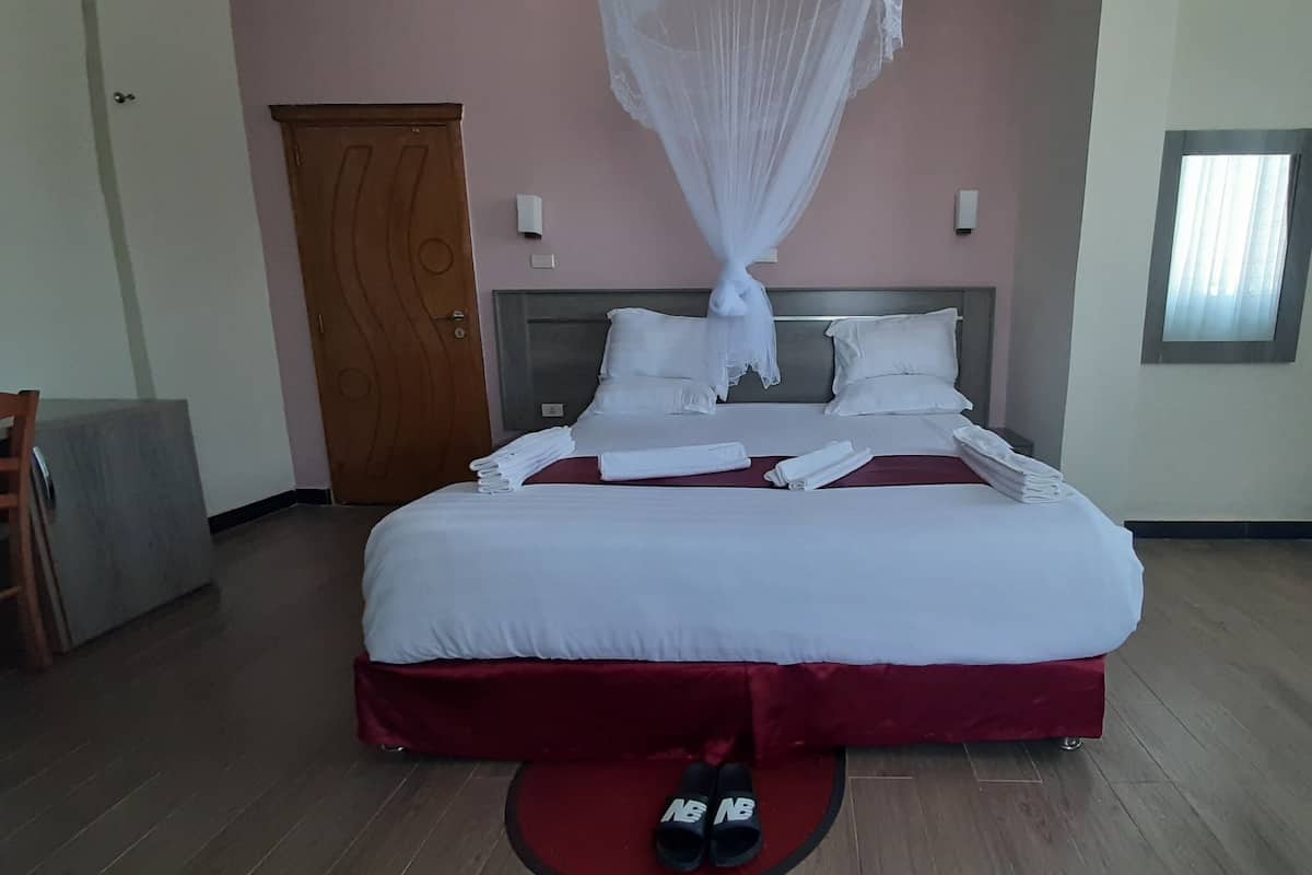 Deluxe Double Room, Balcony, City View | Bilik Mandi | Hulu semburan mandi hujan, kelengkapan dandanan diri percuma, selipar