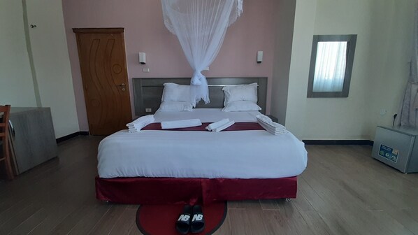 Phòng đôi Deluxe, ban công, quang cảnh thành phố | Phòng tắm | Vòi sen phun mưa, đồ dùng nhà tắm miễn phí, dép đi trong nhà 