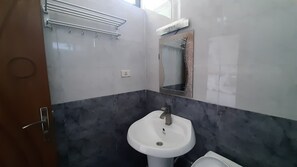 Phòng đôi Deluxe, ban công, quang cảnh thành phố | Phòng tắm | Vòi sen phun mưa, đồ dùng nhà tắm miễn phí, dép đi trong nhà 