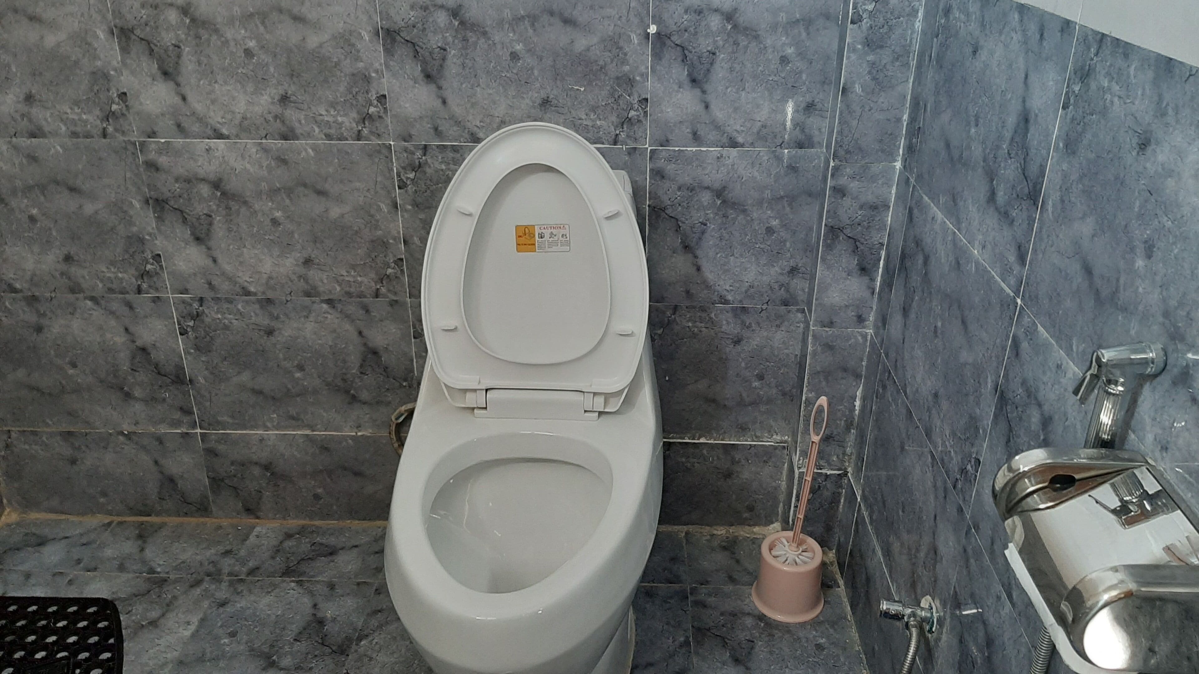 superior twin room, city view | bathroom | rainfall showerhead, free toiletries, slippers, towels