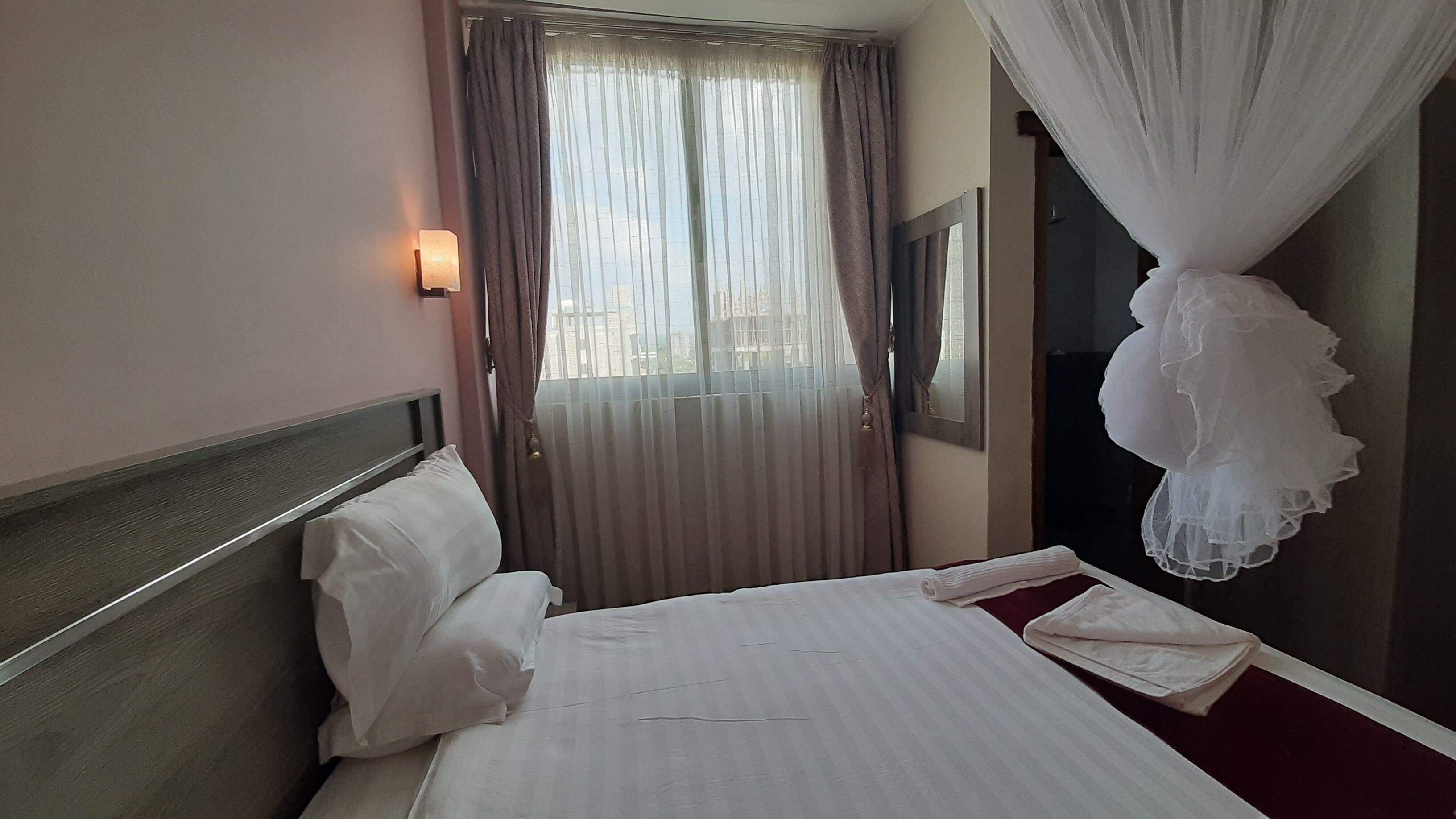 standard king room | 1 bedroom, pillow-top beds, minibar, desk