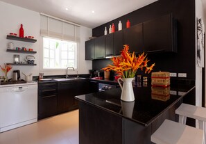 冷蔵庫、オーブン、コンロ、食器洗い機