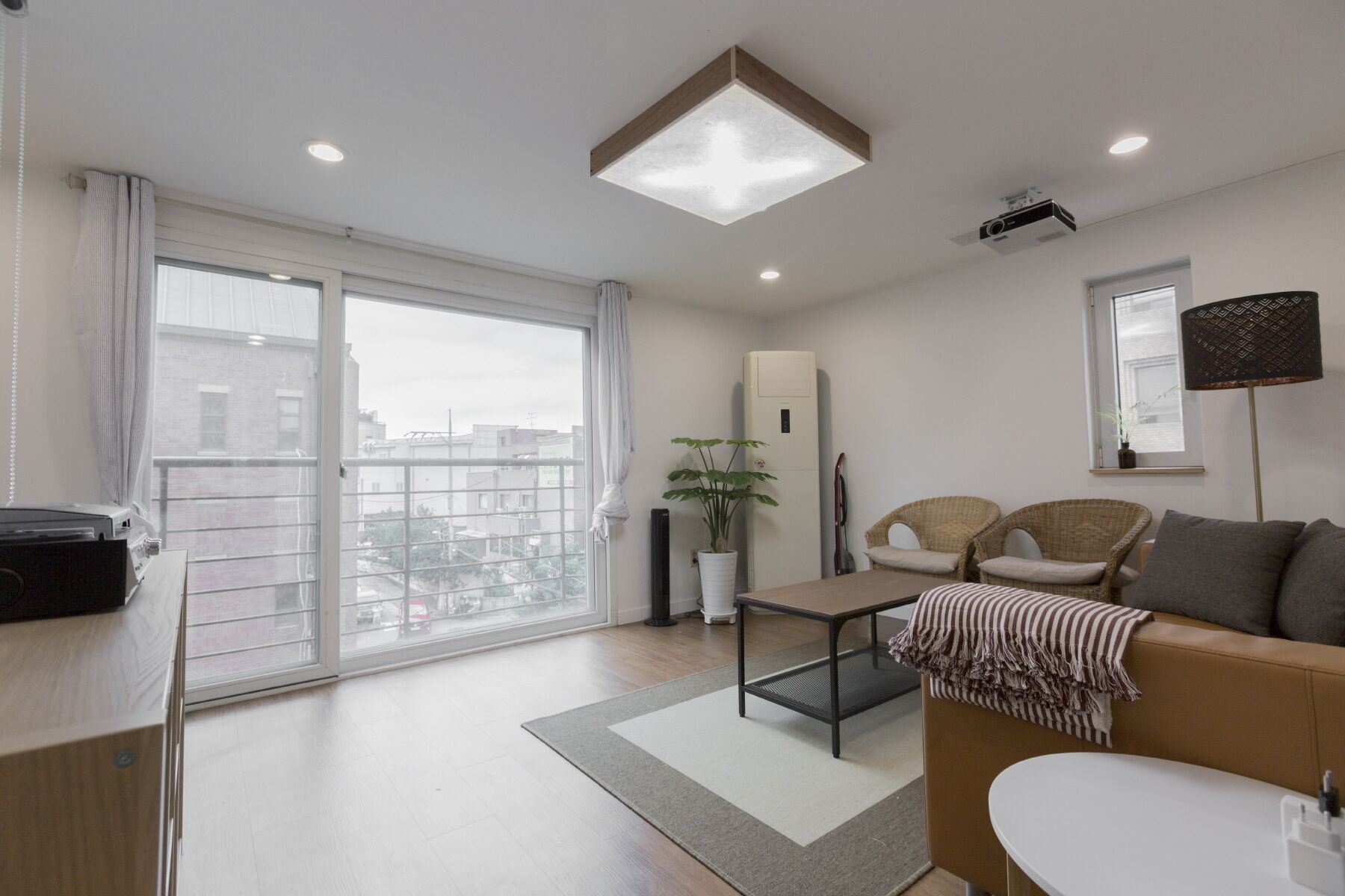 스탠다드 스위트 (#3) | 거실 | 평면 TV