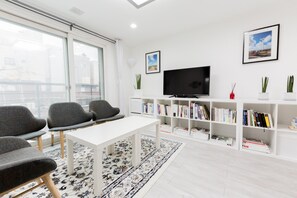 Junior Suite | Living room | Flat-screen TV - Sio Suite (Seoul)