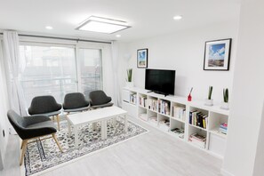 Junior Suite | Living room | Flat-screen TV - Sio Suite (Seoul)