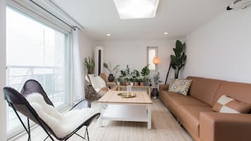 Family Suite | Living room | Flat-screen TV