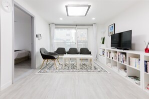 Junior Suite | Living area | Flat-screen TV - Sio Suite (Seoul)