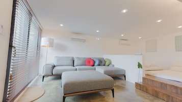 Suíte família | Sala de estar | TV de tela plana