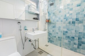 Suite estándar | Baño | Regadera, amenidades de baño gratuitas, secadora de cabello, toallas 