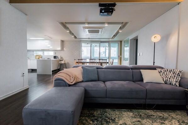 Standard Suite | Living area | Flat-screen TV - Sio R-Suite (Seoul)