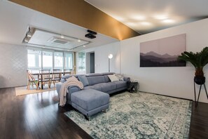 Standard Suite | Living area | Flat-screen TV - Sio R-Suite (Seoul)