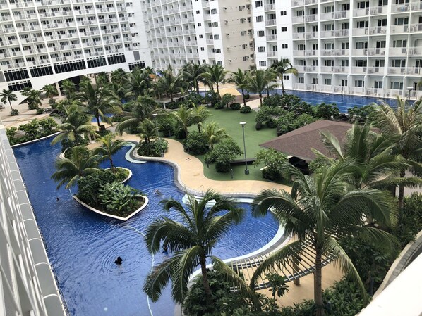 Una piscina al aire libre
